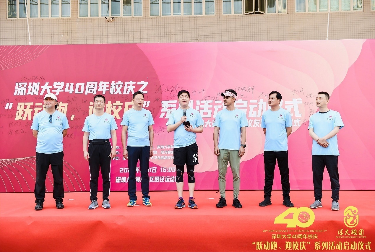 一群人站在一起描述已自动生成