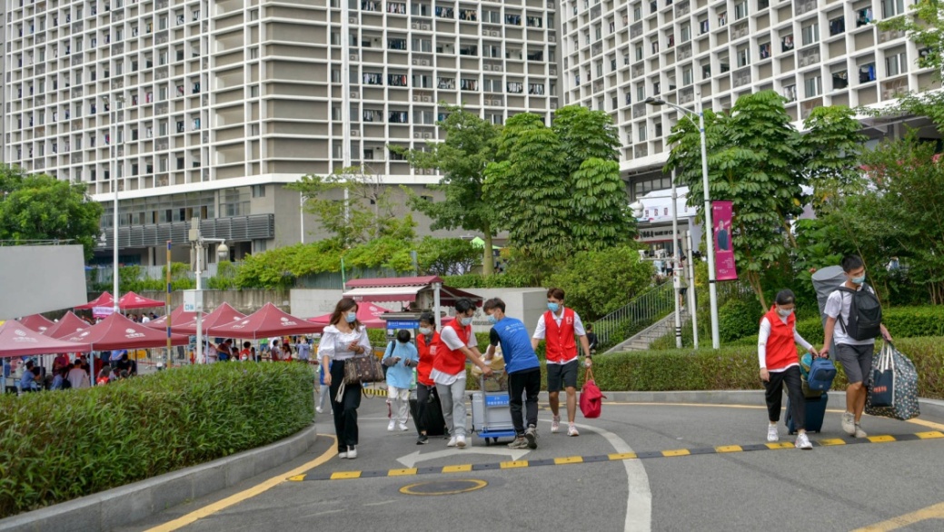 丽湖校区的“红马甲”志愿者为新生报到提供服务.jpg