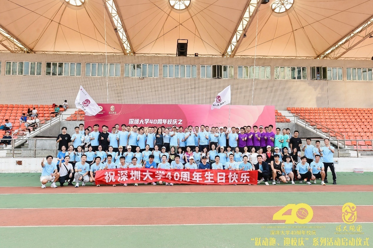 图片包含 建筑, 人们, 大, 男人描述已自动生成
